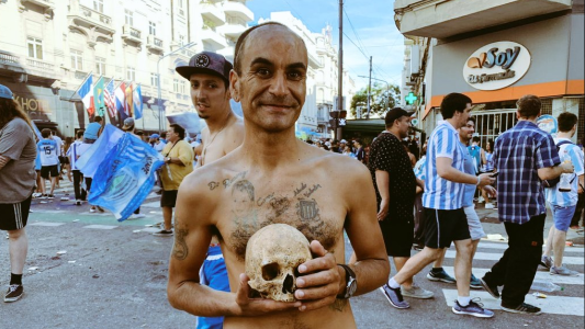 Hincha hasta la muerte: llevó el cráneo de su abuelo para ver a Racing campeón