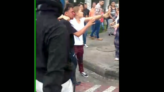 La valentía de una mujer que salvó a un presunto ladrón de ser linchado