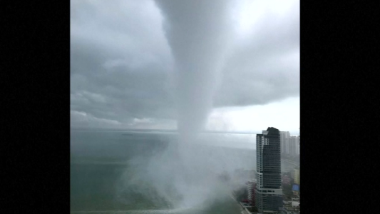 Impresionante tromba de agua acecha a la costa