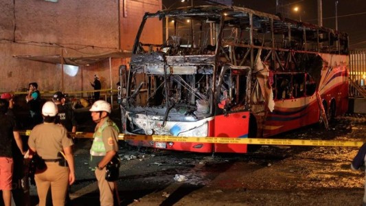 Trágico incendio de un micro: 17 muertos