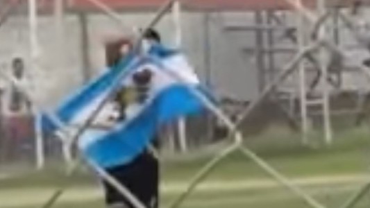 Video: hizo un gol, festejó con una bandera de Malvinas y lo expulsaron