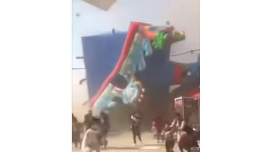 Un tornado arrasó con un castillo inflable en un parque: dos nenes muertos