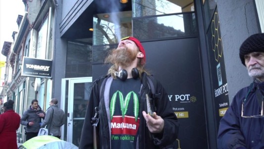 Abren tiendas de cannabis recreativo en Canadá