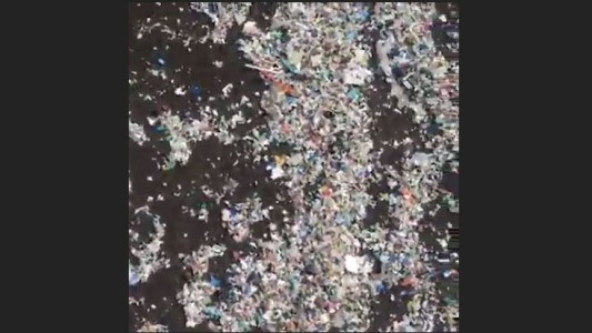 Impactantes imágenes de kilos de plástico a una playa española