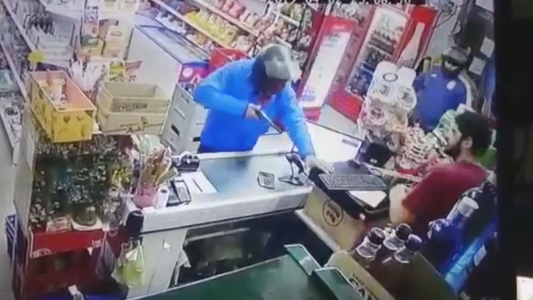 Comerciante enfrenta a ladrones armados