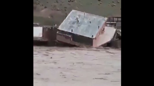El momento del derrumbe de una casa por las inundaciones