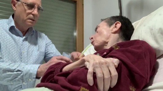 España: detuvieron a un hombre que ayudó a morir a su mujer, enferma de esclerosis múltiple