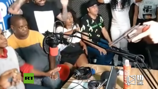 Estaban transmitiendo en vivo su programa de radio y les entraron a robar: los oyentes llamaron a la Policía