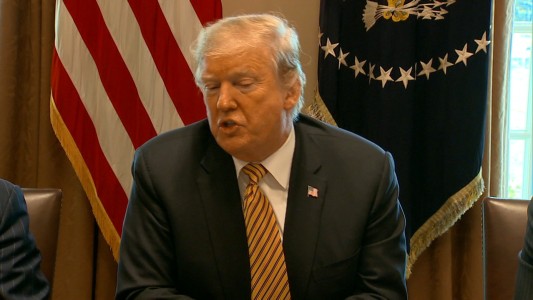 Trump amenaza a México con poner aranceles a los automóviles