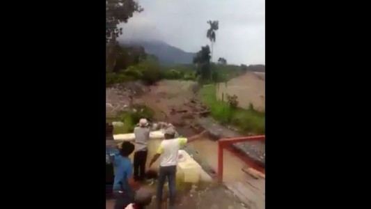El momento en que son alcanzados por un aluvión de agua y barro