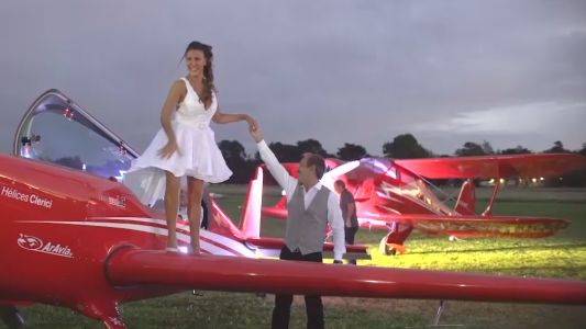 El espectacular casamiento de dos fanáticos de los aviones