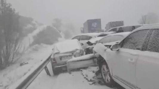 50 vehículos chocaron bajo una intensa nevada
