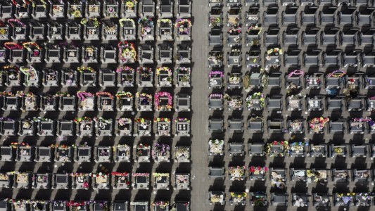 Chinos homenajean a sus ancestros limpiando sus tumbas