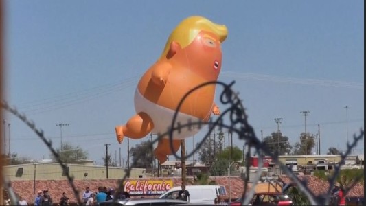 Un bebé Trump recibe al presidente en la frontera con México