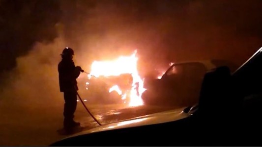 Así combatieron las llamas de un auto los bomberos de Santa Fe