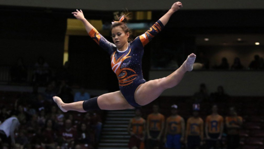 Video impactante: a una atleta le salió mal un truco, se rompió dos piernas y anunció su retiro