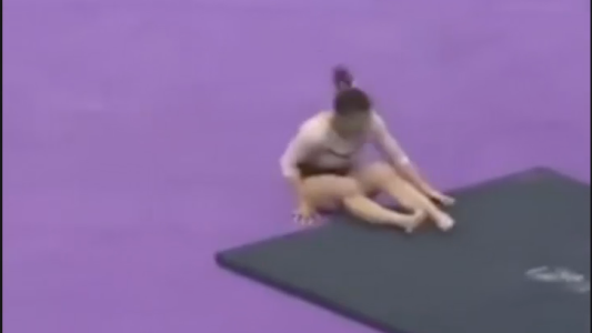 Tremendo accidente de una gimnasta: se rompió las dos piernas