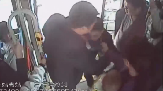 Mujer policía enfrentó a ladrón con su bebé en brazos