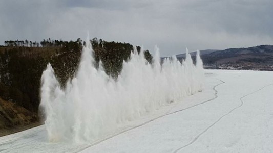 Llamativa técnica con explosiones en cadena en un río congelado
