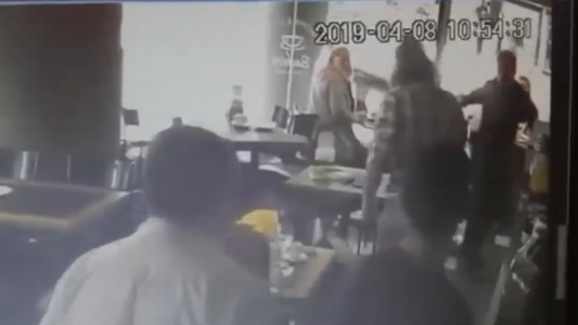 Un DJ descubre a un punga robándole en un bar