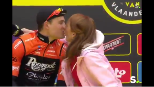 Imprevisto beso en la boca de una periodista a su entrevistado