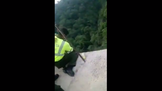 Dramático rescate de una mujer que intentaba tirarse al vacío