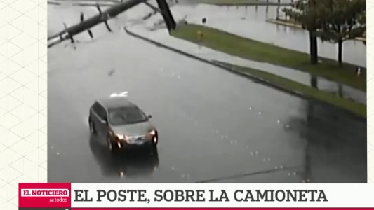 Video: el momento en que un poste cae sobre una camioneta