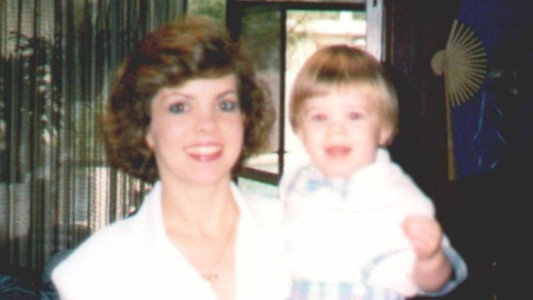 "Papi la lastimó": su madre desapareció cuando era niño y 21 años después encontró el cuerpo enterrado en el patio