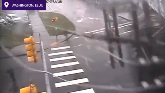 Cae un poste de luz sobre un auto en movimiento