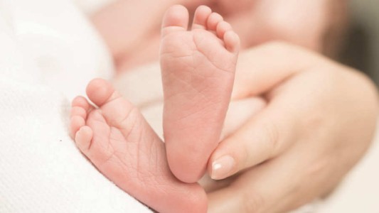 Nació un bebé que fue concebido por tres progenitores