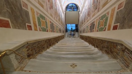 El Vaticano exhibe después de 300 años la escalera que subió Jesús el día de su juicio