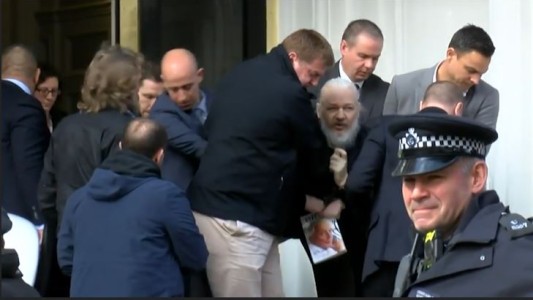 Así sacaron a Assange por la fuerza de la embajada ecuatoriana en Londres