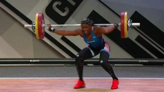 Video escalofriante: la terrible lesión de la pesista que intentó levantar 107 kilos