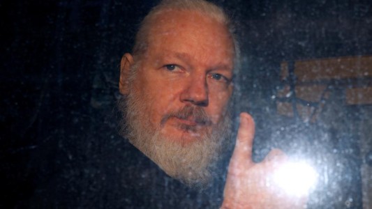 Los detalles de cómo vivía Julian Assange en la embajada de Ecuador: sin bañarse y con excremento en las paredes