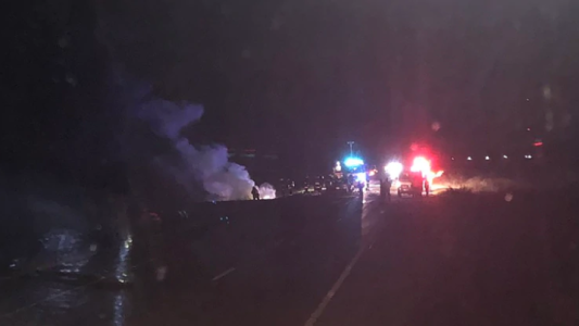 Murieron ocho personas en un choque en Carmen de Areco: un auto se prendió fuego en el momento