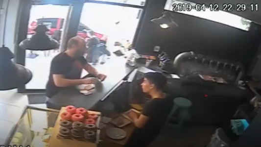 Cliente violento: le sirvieron un café, le pareció caro y se lo tiró a la encargada