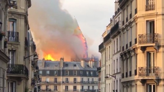 Video: el momento en que cae la aguja de Notre Dame