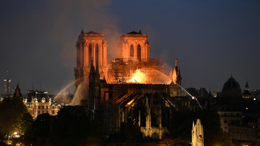 Alerta en París por un terrible incendio en la catedral Notre Dame