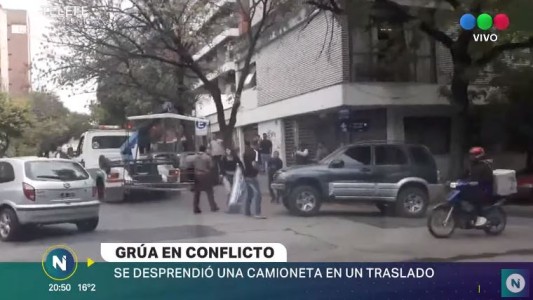 VIDEO: una grúa rompió una camioneta que se remolcaba por mal estacionamiento