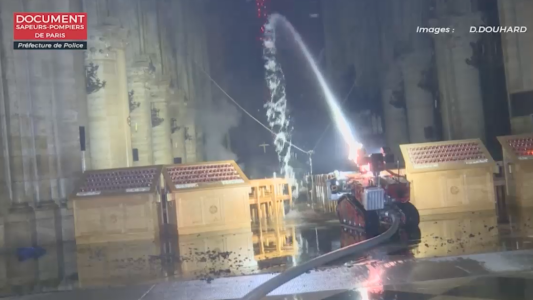 El robot bombero en Notre Dame en acción