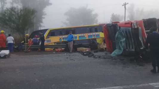 Un muerto y 22 heridos al chocar un micro y un camión