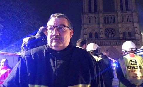 El bombero sacerdote que salvó de las llamas la corona de espina de Notre Dame