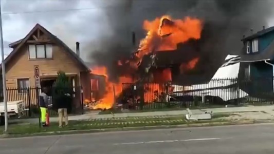 Una avioneta cayó sobre una casa: 6 muertos