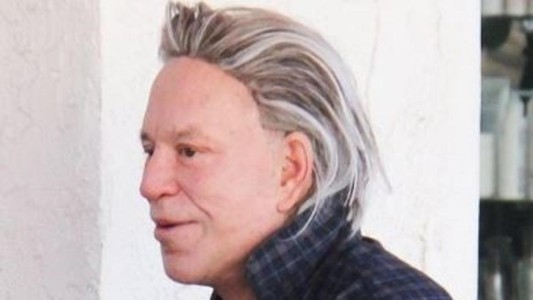 Mickey Rourke volvió a ser viral por una extraña foto de su rostro: ¿abuso de cirugía?