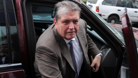 Perú: el expresidente Alan García intentó quitarse la vida cuando iban a detenerlo