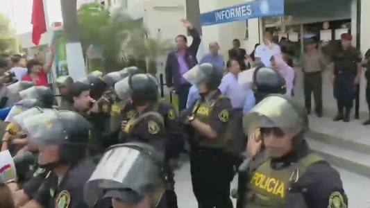 Alan García: militantes y seguidores le dan su aliento en el hospital