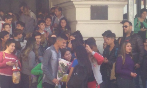 Cortó una calle y le declaró el amor a una chica