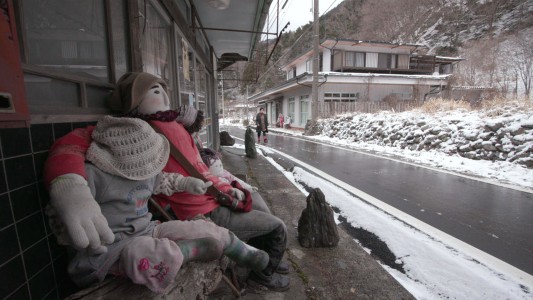 Una aldea habitada por muñecos tras la partida de los pobladores