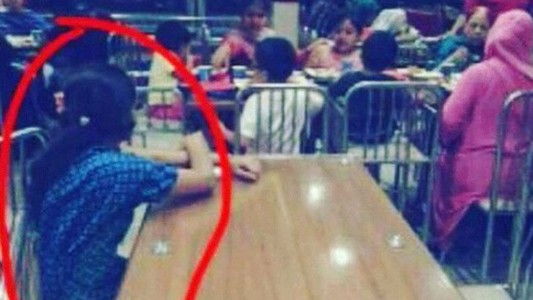 Obligan a una empleada doméstica a esperar en otra mesa mientras comen en un restaurante
