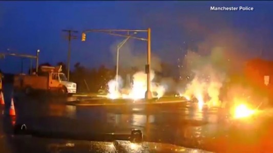 Tremenda explosión de las lineas eléctricas en plena tormenta